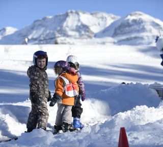 Enfants dans la neige Enfants dans la neige