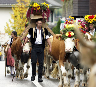 Bild eines Umzuges anlässlich des Älplerfestes Lenk