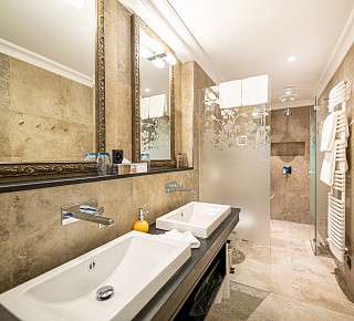 Ansicht des Badezimmers im Cosy Plus Doppelzimmer Variante 2