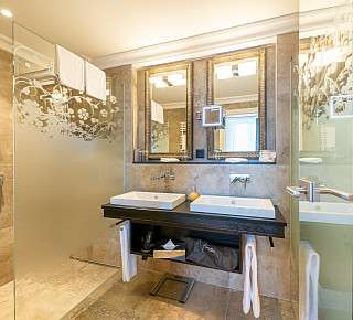 Ansicht des Badezimmes im Cosy Plus Doppelzimmer Variante 1