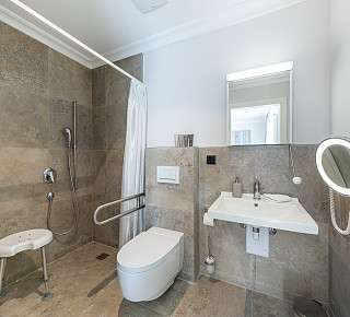 Rollstuhlgerechtes Bad im Zimmer Bild eines rollstuhlgerechten Badezimmers