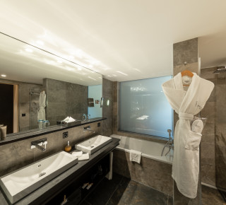 Bild des Badezimmers in der Deluxe Junior Suite 1