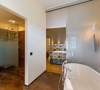 Vue de la baignoire dans la suite Loft Corner