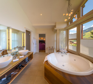 Ansicht des Badezimmers der Luxury Panorama Spa Suite