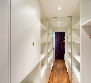 Ansicht des begehbaren Kleiderschrankes in der Luxury Panorama Spa Suite