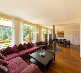 Ansicht des Wohnzimmers der Luxury Panorama Spa Suite