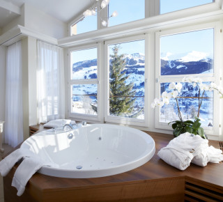 Ansicht der Whirlwanne in der Luxury Panorama Spa Suite