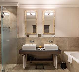 Image of the bathroom in the Premium Corner Suite