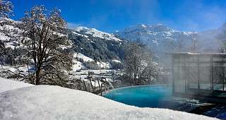 Schwefel-Aussenpool im Winter am Tag