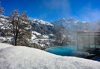 Schwefel-Aussenpool im Winter am Tag