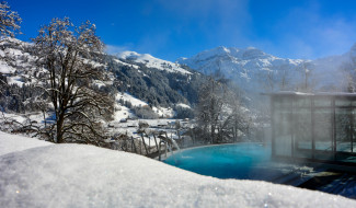Picture of the outdoor pool in winter