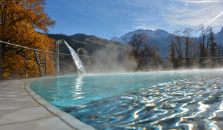 Photo de la piscine extérieure au soufre en automne