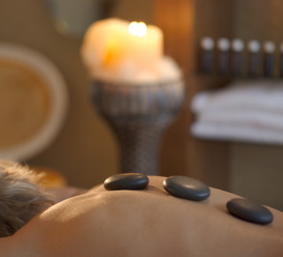 Massage aux pierres chaudes Photo d'un massage aux pierres chaudes