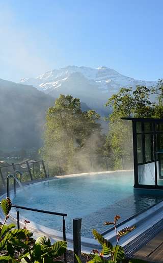 Vue de la piscine extérieure au printemps