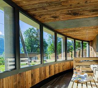 Photo du sauna finlandais avec vue