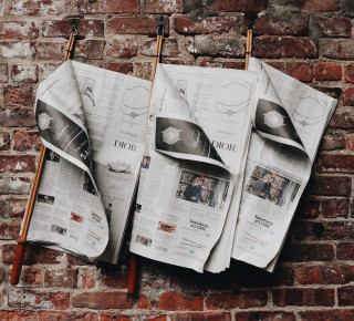 Bild von Zeitungen an der Wand