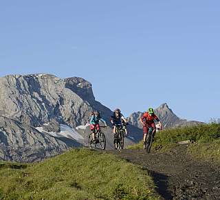 VTT devant un décor de montagne