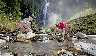 Enfants à la cascade