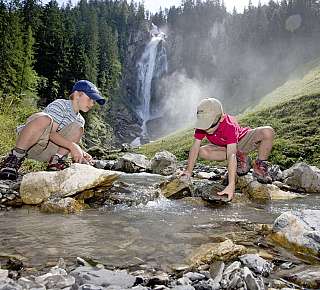 Enfants à la cascade