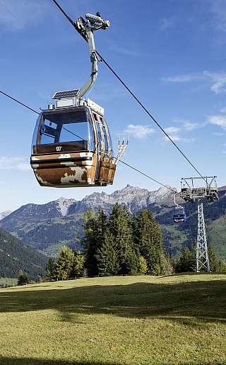 Seilbahn über Berglandschaft