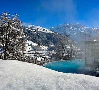 Bain de neige avec vue sur la montagne