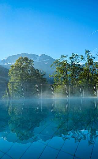 Piscine avec vue sur la montagne