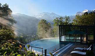 Piscine avec vue sur les montagnes