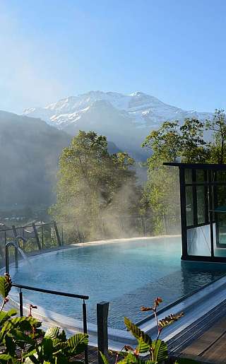 Piscine avec vue sur la montagne