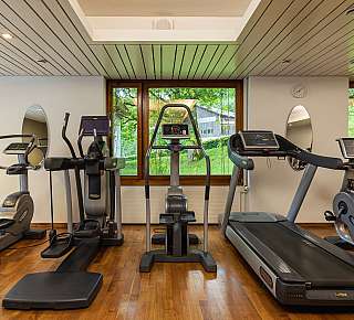 Salle de fitness avec des appareils