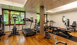 Salle de fitness avec appareils