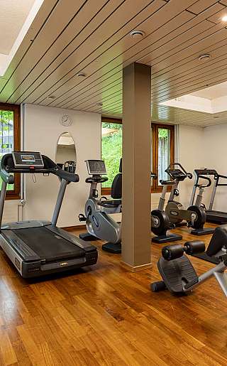 Salle de fitness avec appareils