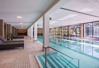 Innenpool mit Liegen