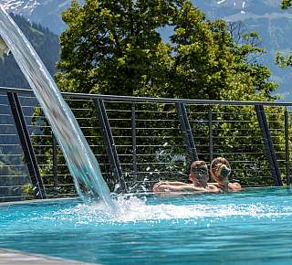 Piscine avec vue sur la montagne
