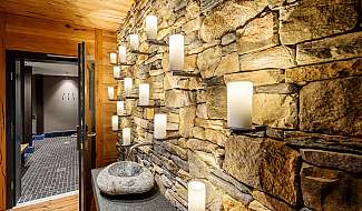 Mur en pierre rustique avec lumière