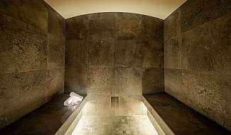 Steam bath with stone tiles