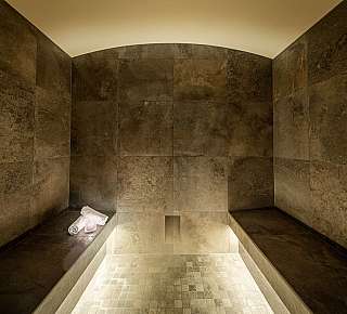 Steam bath with stone tiles