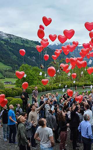 Herzballons über Bergtal
