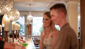 Bar élégante avec des invités