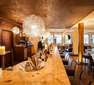 Bar élégante dans une lumière chaude