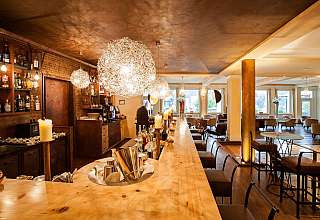 Elegante Bar in warmem Licht