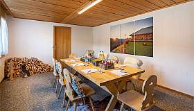 Salle à manger conviviale avec table en bois
