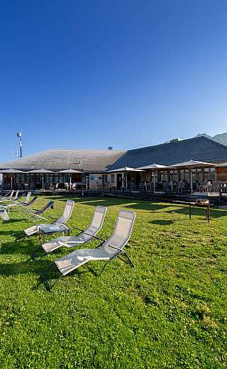 Restaurant de montagne avec chaises longues
