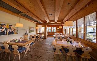 Gemütliches Holzrestaurant