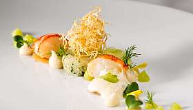 Plat de poisson raffiné avec garniture