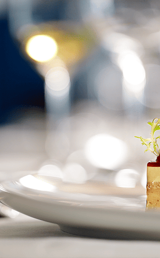 Dessert auf weißem Teller