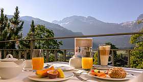 Petit-déjeuner avec vue sur les montagnes