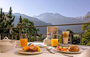 Frühstück mit Bergblick