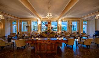 Lobby d’hôtel élégante avec des lustres