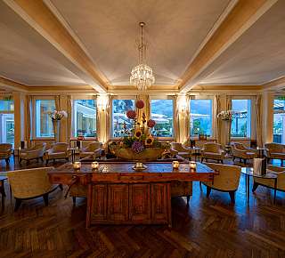 Lobby d’hôtel élégante avec des lustres