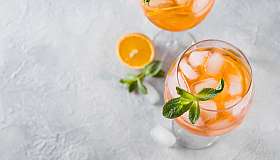 Orange Cocktails mit Minze